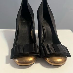 Tory Burch black pump with classy toe detail